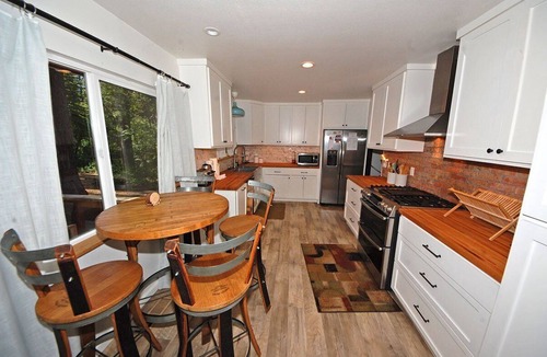 South Lake Tahoe House | Pet Friendly Home with 4 Bedrooms, Sleeping 8- Private Hot Tub, Blocks to Heavenly! 3826R~