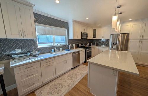 Encino Village House | Phenomenal modern 3-bedroom 2-bathroom house with AC & Pool in Encino Village.