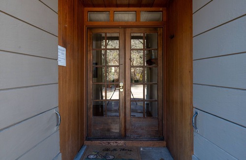 Midpines House | Pine Bluff House-Heated Pool, Peace and Privacy now with Solar Energy