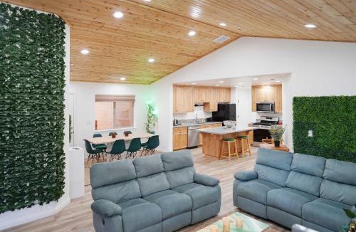Pine Mountain Club Villa | Pine Mountain Club Villa w/Sauna, Deck + Views!