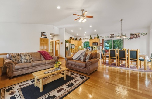 Pioneer Trail House | Pine Mt. Paradise | Hot Tub | Pool Table | BBQ