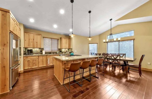 Pioneer Trail Cabin | Pine Valley Lodge: Air Conditioning, 8 Beds, Games, BBQ, Patio Furniture