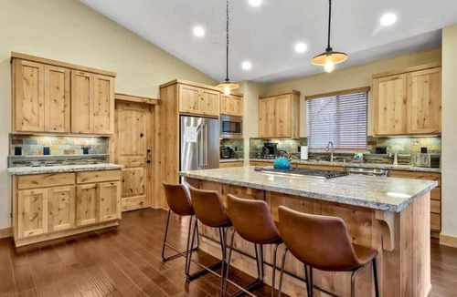 Pioneer Trail Cabin | Pine Valley Lodge: Air Conditioning, 8 Beds, Games, BBQ, Patio Furniture