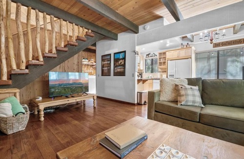Summit Estates Cabin | PINESHIRE -Cozy 3-bedroom cabin in Big Bear Lake -WALK to Snow Summit -HOT TUB!