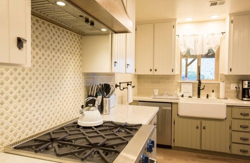 Mariposa House | Pool, Hot Tub, Privacy, Newly Remodeled, Centrally Located!