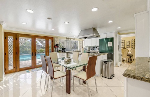 Midway City House | Pool, Spacious, 15min HB Pier, FV20