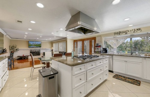 Midway City House | Pool, Spacious, 15min HB Pier, FV20