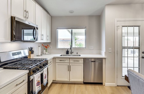 Sunrise Manor House | Poolside Chills, Hiking Thrills! Las Vegas Retreat