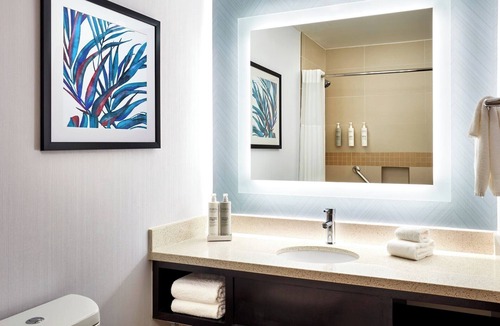 Valencia Hotel | Premium Corner Room with 2 Queens | 4.5 Miles to Towsley Canyon Nature Trails