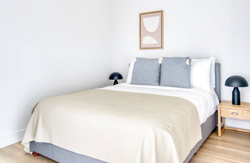 Downtown Oakland Apartment | Premium Oakland 1BR w/ AC, W/D, Sky Deck, next to BART, by Blueground