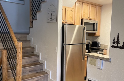 Mammoth Lakes House | PRESIDENT’S DAY WEEKEND OPEN! Walk to Canyon Lodge, 3 bed 3 bath Sleeps 10