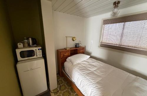 Priest Hotel | Priest Station Cafe & Cabins