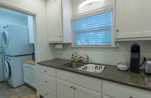 Paso Robles House | Prime Downtown Paso Guest House - Private & Wakable