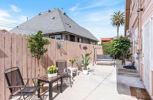 Alhambra Apartment | Prime location Private entry 3bed 2bath Close to DT Alhambra Kingsize Bed! 1