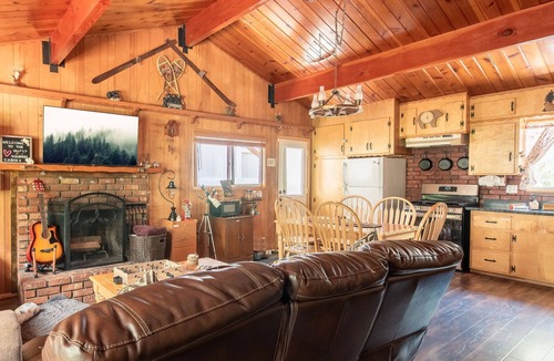 Big Bear Lake Cabin | PRIME Location~Walk to Ski Shuttle ~ Fully Fenced ~ EV Charger ~ Mini Sled Hill