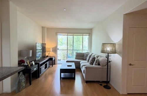 Lake Balboa Apartment | Prime Sherman Oaks Furnished Rental. Clean Centrally located washer dryer inunit