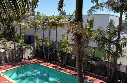 Lake Balboa Apartment | Prime Sherman Oaks Furnished Rental. Clean Centrally located washer dryer inunit