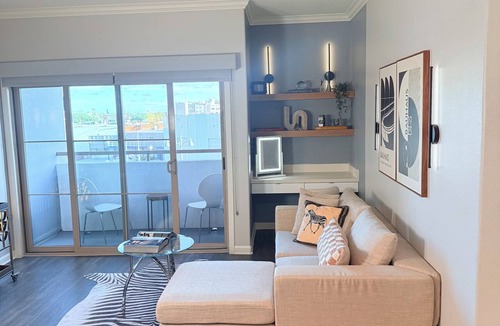 Beverly Hills Apartment | Prime Wilshire Blvd Residence - Pool,Gym