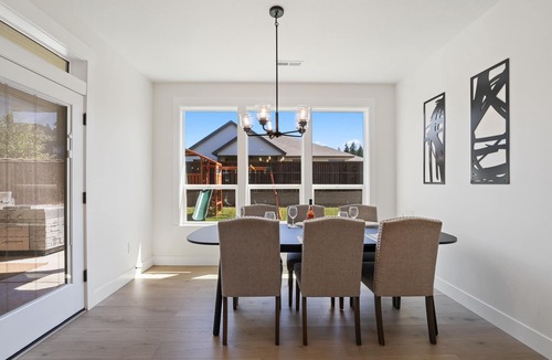 Brush Prairie House | Pristine & NEW exec home. Playground. King bed. 3 car garage.