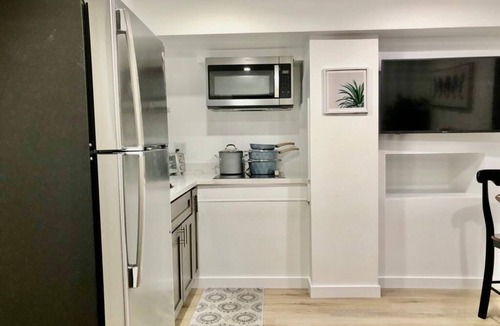 Ashland House | Private 1BR Suite w Full Kitchen & Laundry