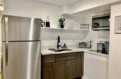 Ashland House | Private 1BR Suite w Full Kitchen & Laundry