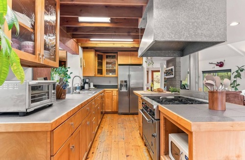 Calabasas House | Private 5 Acre Malibu Retreat – 2 Homes, 3 Apartments, Sauna, Pool - SLEEPS 30+