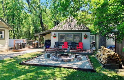 Soulsbyville Cottage | Private Backyard · Firepit · BBQ Grill
