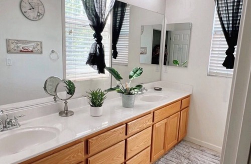 Tracy House | Private Cozy Queen Suite with Private Bathroom!