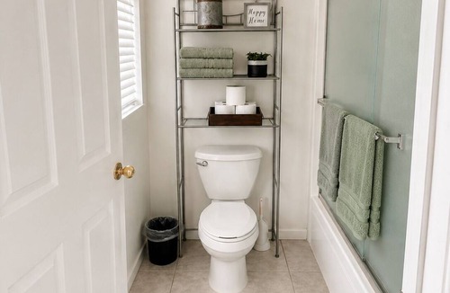 Tracy House | Private Cozy Queen Suite with Private Bathroom!