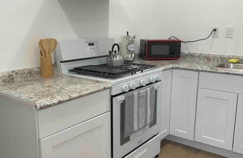 Tracy Apartment | Private Guesthouse for 4 - EV, Pool, Kitchen, Fast Wi-Fi