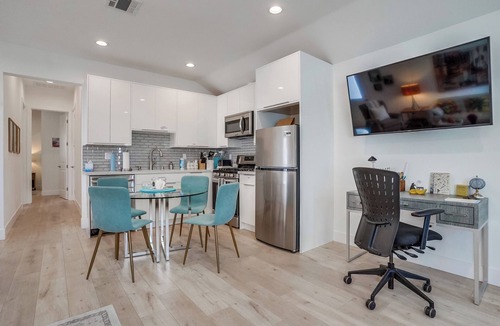 Lake Balboa House | Private King Bed w/Full Kitchen + Laundry