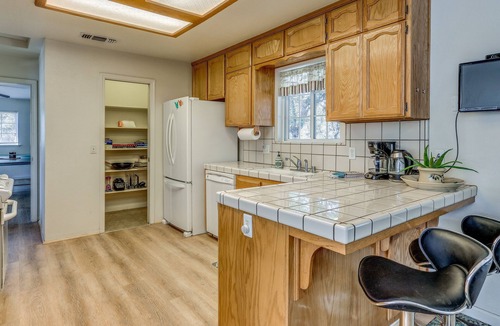 Mariposa Cottage | Private Lake, Hot Tub & EV Charger: Mariposa Home!