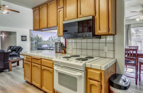 Mariposa Cottage | Private Lake, Hot Tub & EV Charger: Mariposa Home!