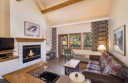 Bass Lake Hotel | Private Lakeside Haven near Yosemite National Park & Bass Lake