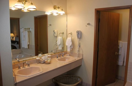 Bass Lake Hotel | Private Lakeside Haven near Yosemite National Park & Bass Lake