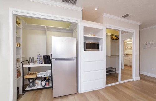 Fresno House | Private Master Suite/Courtyard in Prime NW Fresno