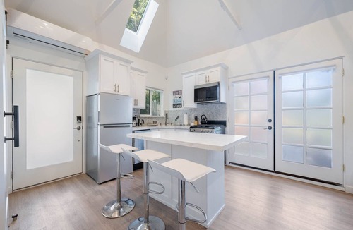 Faircrest Heights Apartment | Private modern studio in the heart of LA. Fully equipped w/full kitchen, W/D