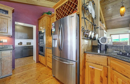 Eagle Point House | Private Mtn-View Pool! Rogue River Valley Escape