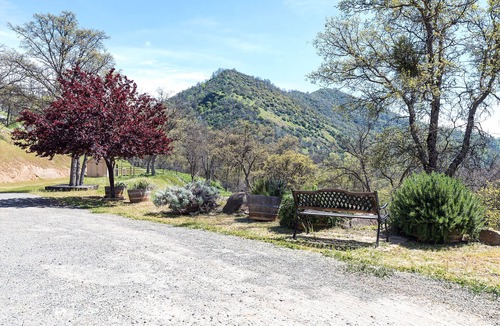 Ahwahnee Cottage | Private One-Bedroom Cottage with Kitchen: Your Romantic Hideaway near Yosemite