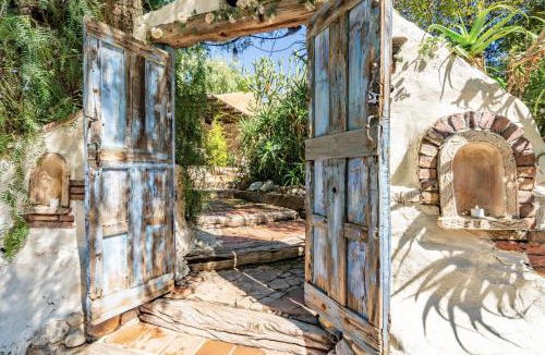 Canoga Park House | Private Romantic Escape, Hidden Gem w Hot Tub