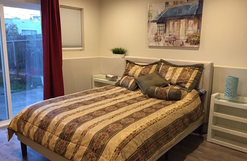Lakeshore House | Private Suite 1Bd1Ba Living Room Kitchen in Decent and Convenient Neighborhood