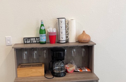West Sacramento Apartment | Private suite luxury sleeps 5 WiFi Min to DT Sac, Airport, UC Davis Med