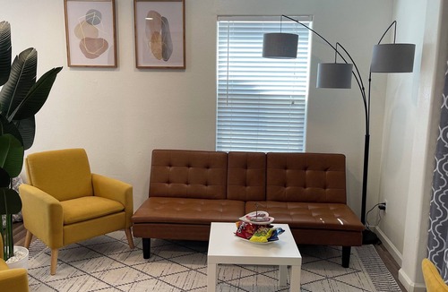 West Sacramento Apartment | Private suite luxury sleeps 5 WiFi Min to DT Sac, Airport, UC Davis Med