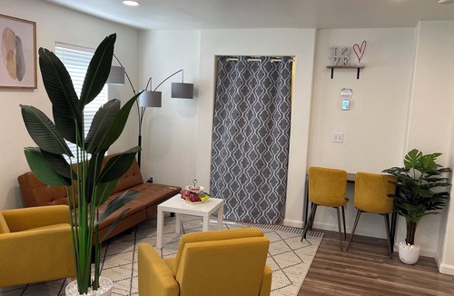West Sacramento Apartment | Private suite luxury sleeps 5 WiFi Min to DT Sac, Airport, UC Davis Med