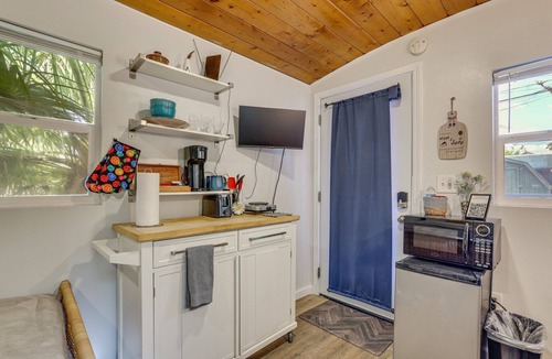 Paradise House | Private Tiny House Retreat with Spacious Patio, Free Parking & WiFi