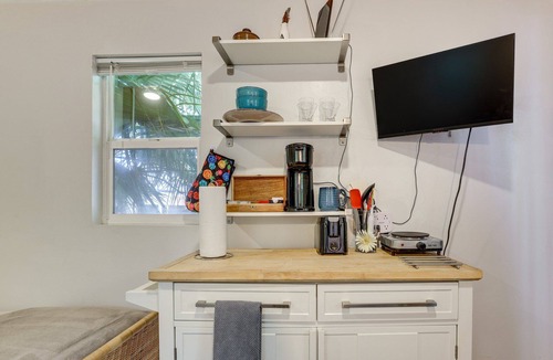 Paradise House | Private Tiny House Retreat with Spacious Patio, Free Parking & WiFi