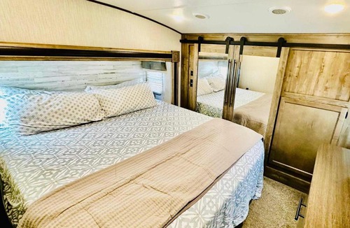 Ahwahnee Apartment | Puffy Panda RV-Hot Tub-Sleeps 2