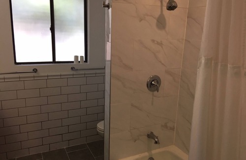 Greenacres House | Quail Park Pool House Close to all in Bakersfield