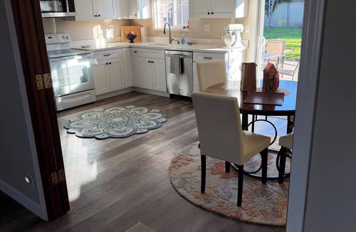 Half Moon Bay House | Quaint 3-bedroom house fenced yard firepit, WiFi HalfMoonBay 3 blocks from beach