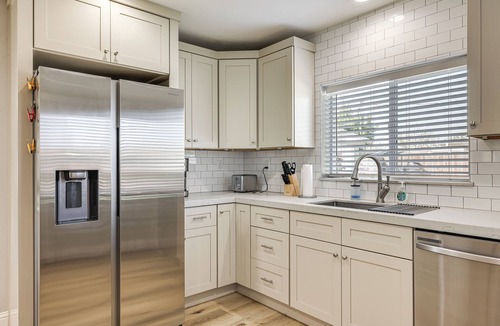 Hughson House | Quaint Hughson Vacation Rental, Walk to Downtown!